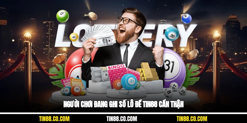 Người chơi đang ghi số lô đề Tin88 cẩn thận